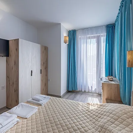 Seaview Bg Front * Golden Sands